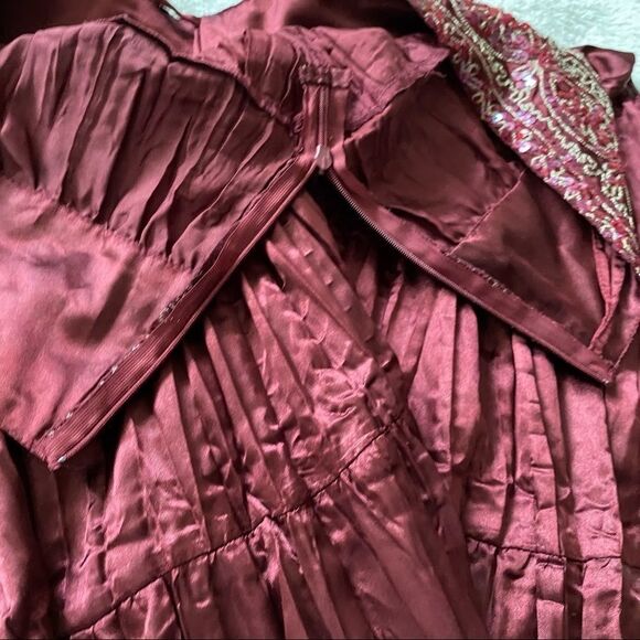 Burgundy light weight pleated skirt with Sequins​​​​​ - Picture 8 of 10